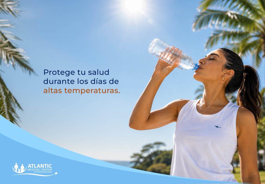 Mujer bebiendo agua en un entorno tropical durante un día soleado. El sol brilla intensamente en el cielo mientras la persona se hidrata para protegerse del calor. La imagen promueve la prevención de los efectos de las altas temperaturas e incluye el texto “Protege tu salud durante los días de altas temperaturas” junto al logo de Atlantic Medical Center.